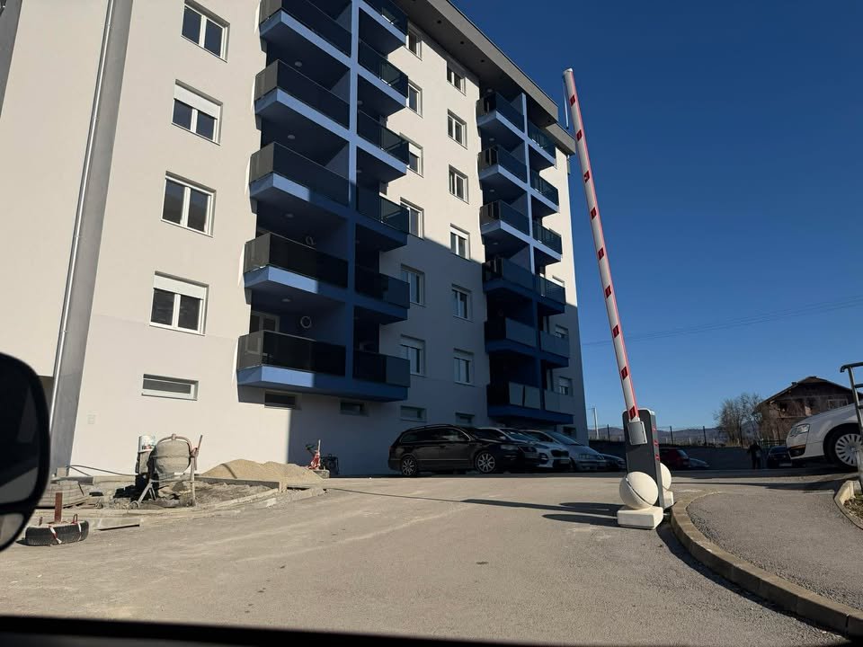 OGLASI KOTOR VAROŠ : Na prodaju stan iznad AS marketa