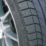 Krupni kadar zimske gume na automobilu, ilustrativna fotografija.