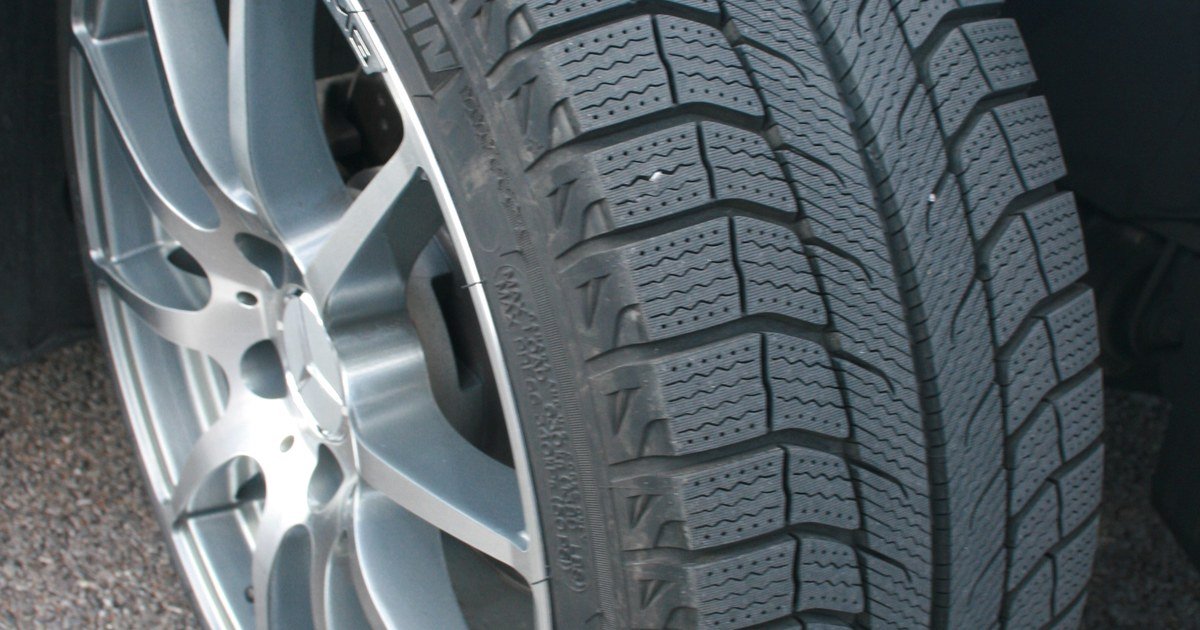 Krupni kadar zimske gume na automobilu, ilustrativna fotografija.
